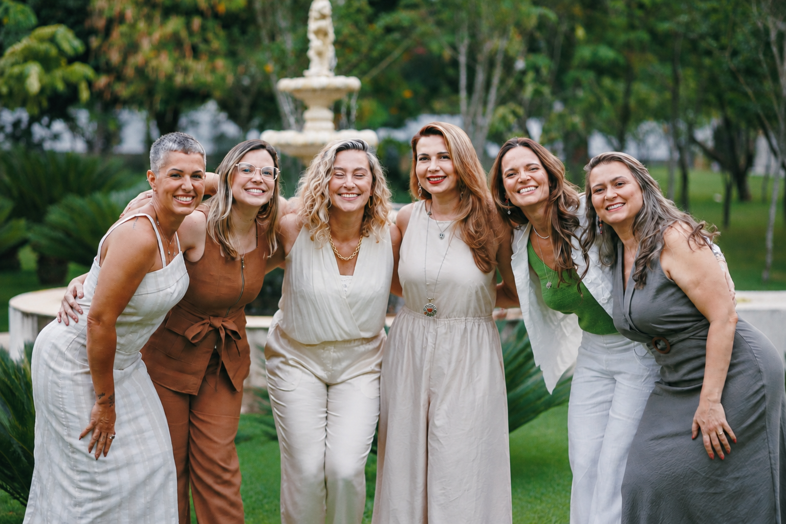 Grupo de mulheres sorrindo no jardim, presença, união e expansão